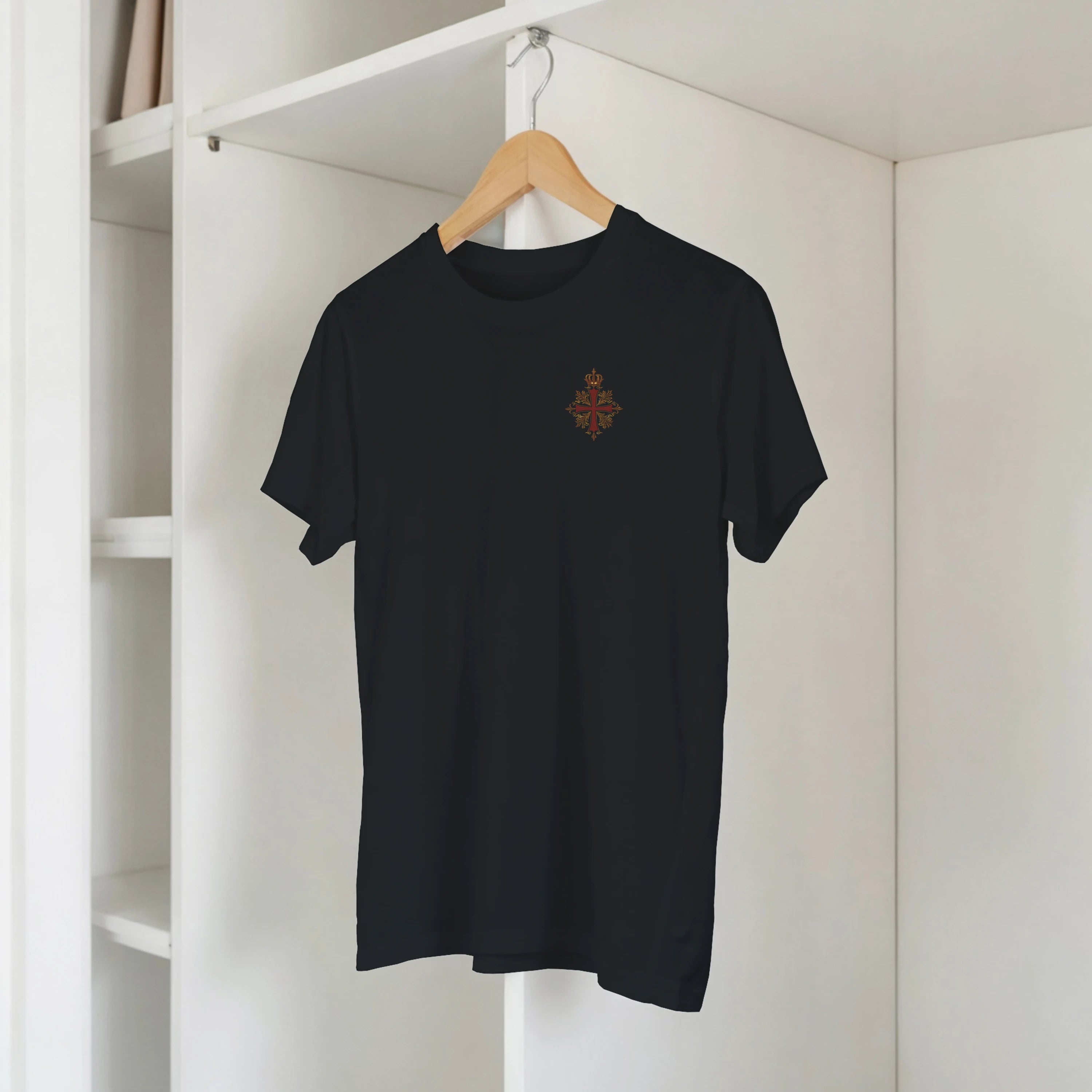 Camiseta negra con cruz española bordada, diseño atemporal inspirado en el legado de España