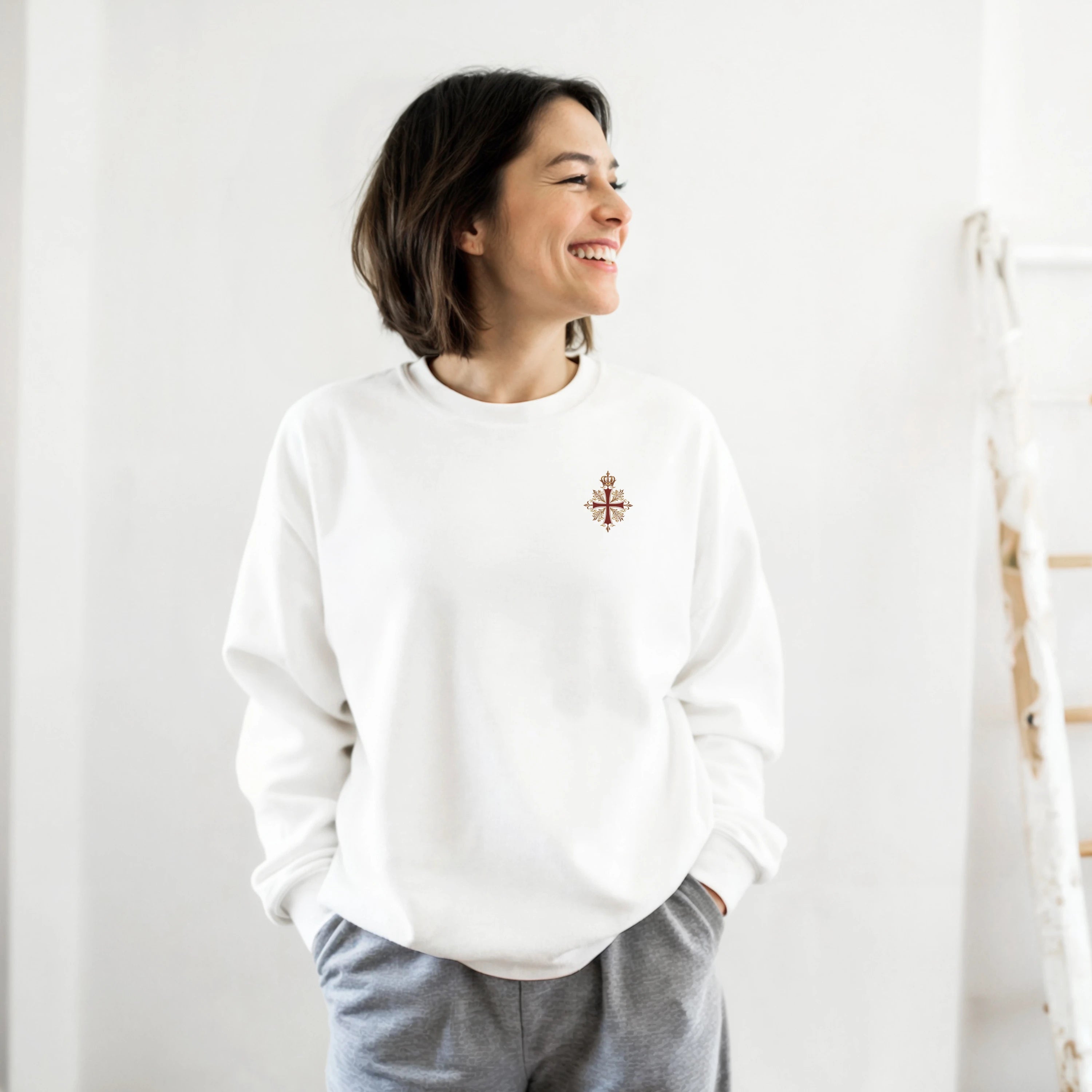 Sudadera blanca con cruz española, ropa inspirada en el legado y honor de España para mujer