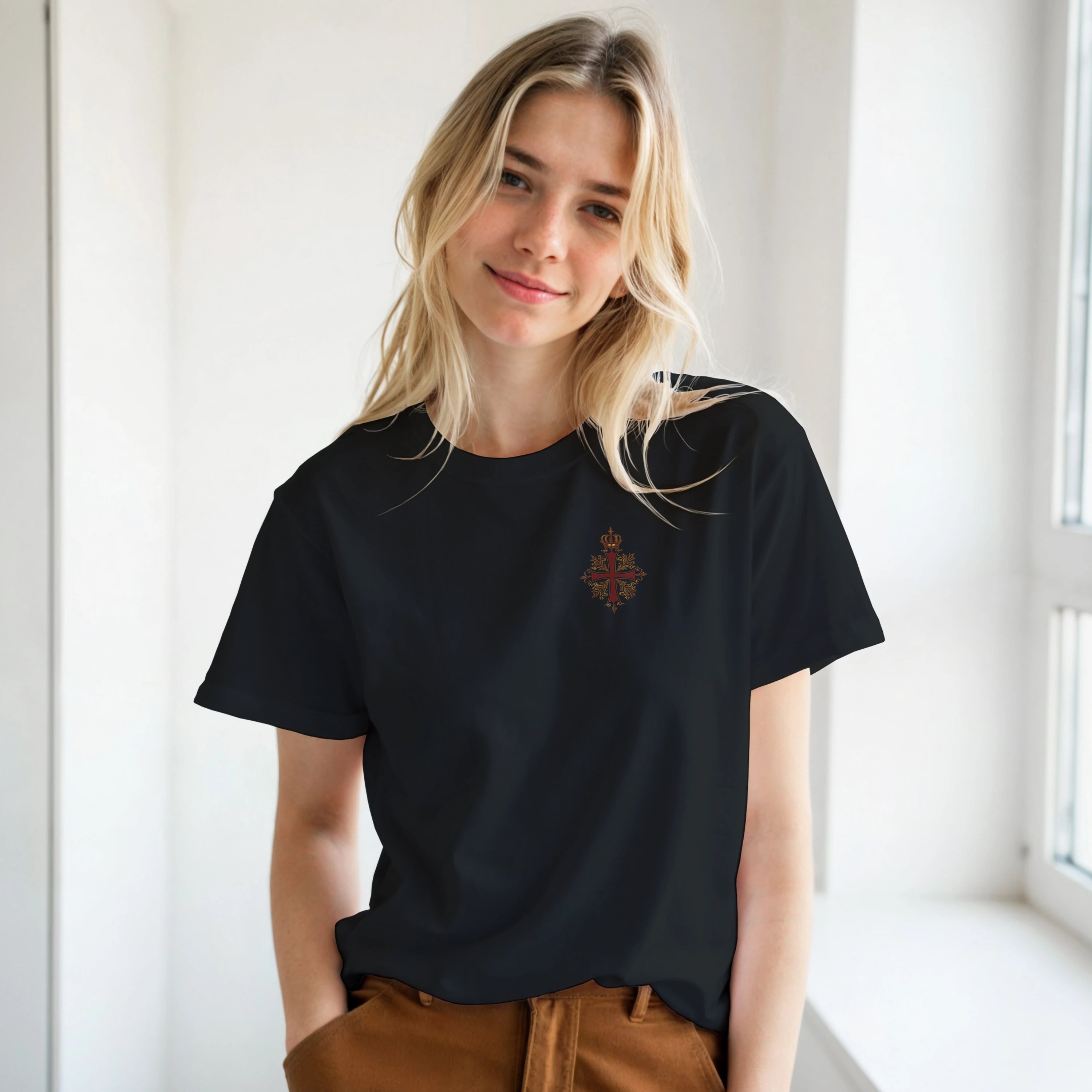 Camiseta negra con cruz española bordada, inspirada en honor y legado, para mujer