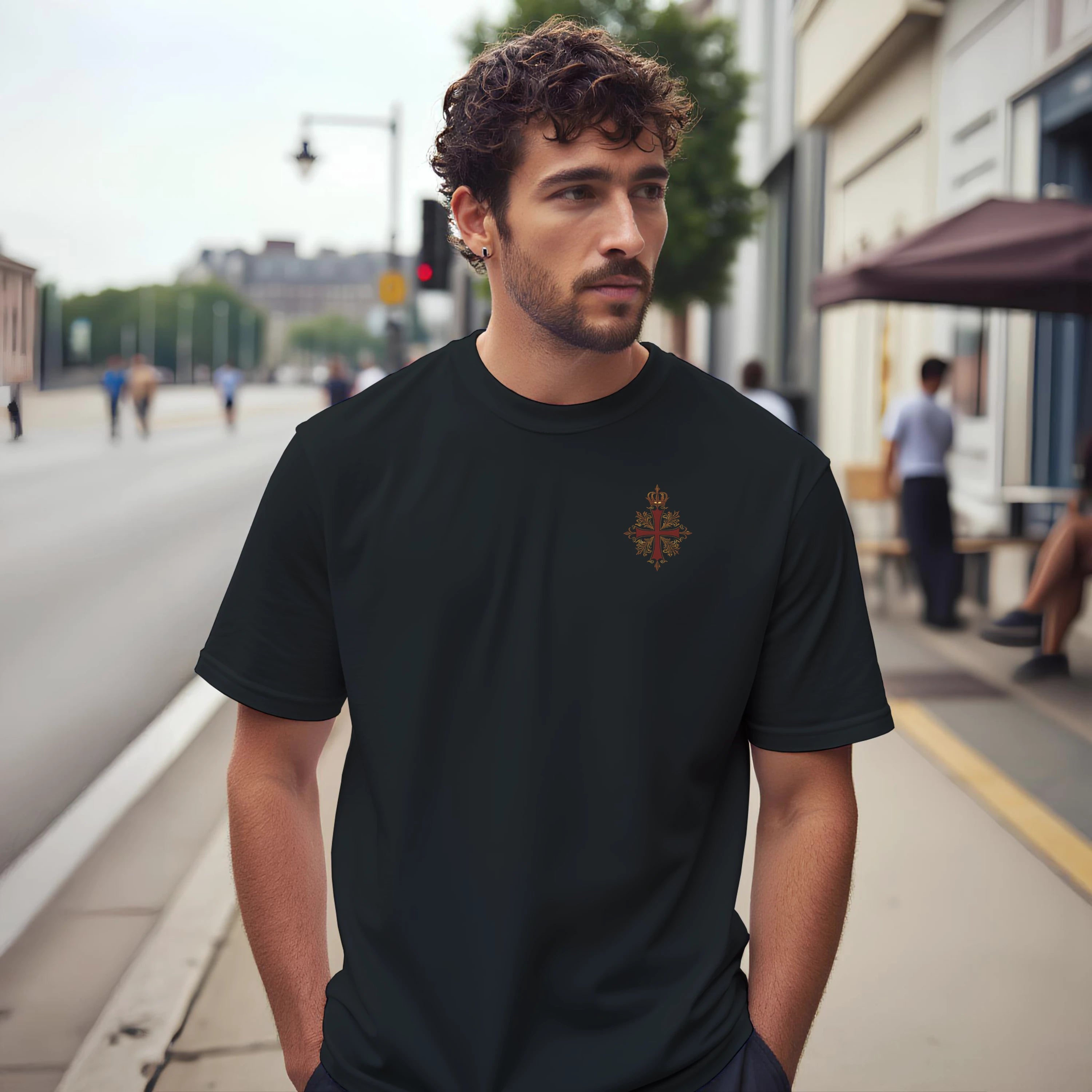 Camiseta negra con cruz coronada, diseño inspirado en el legado español, ideal para quienes valoran el carácter y la fortaleza.
